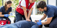 Equipo de primeros auxilios en acción